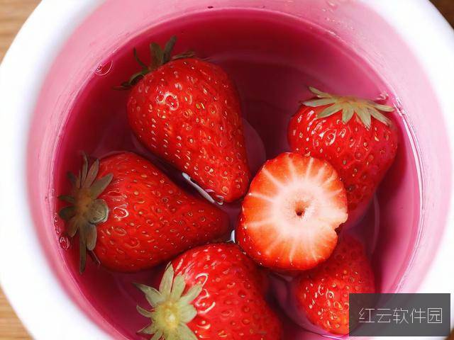 将草莓放到小洞里榨汁可以吗?实验视频揭秘
